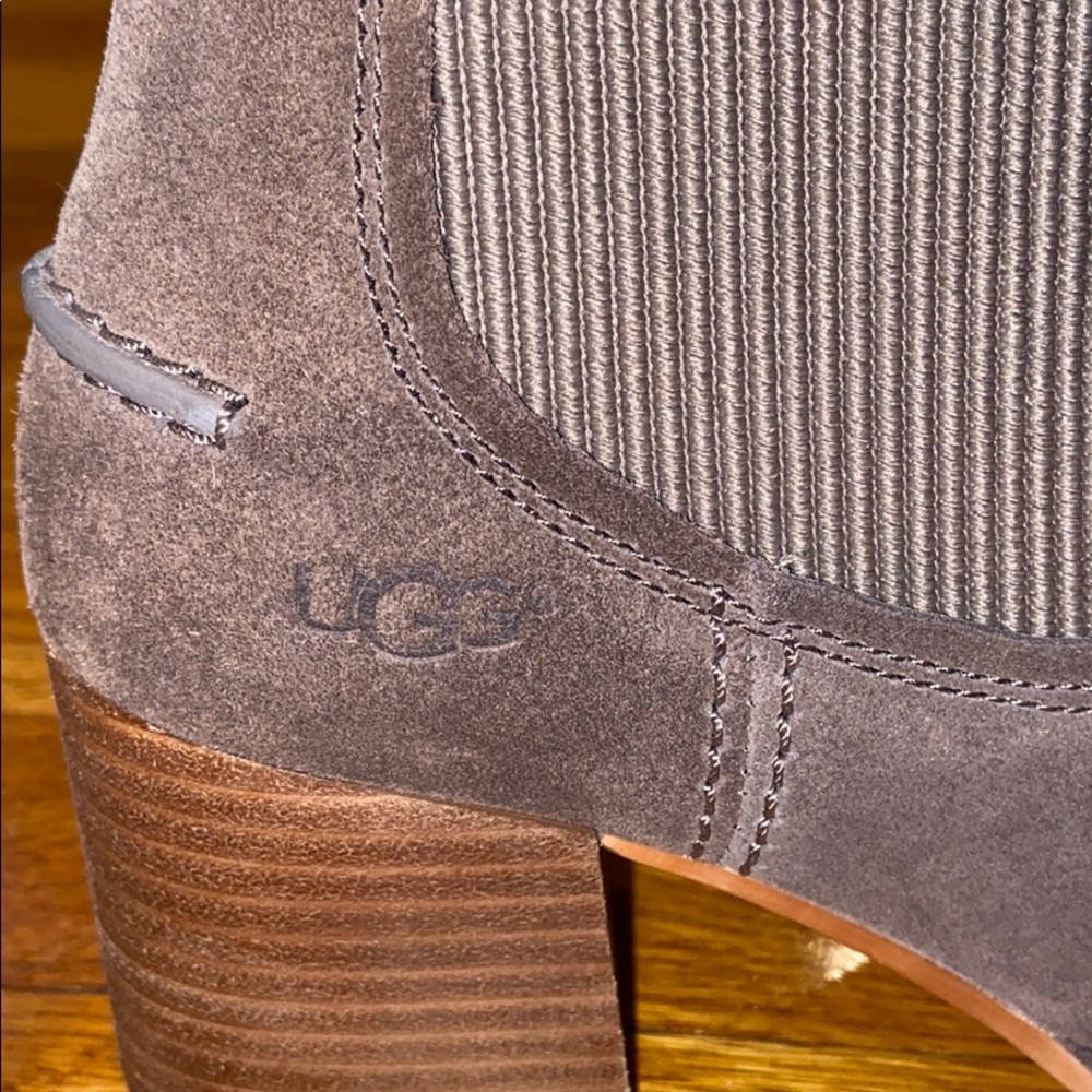 Never worn: Women’s UGG boot - Picture 3 of 6